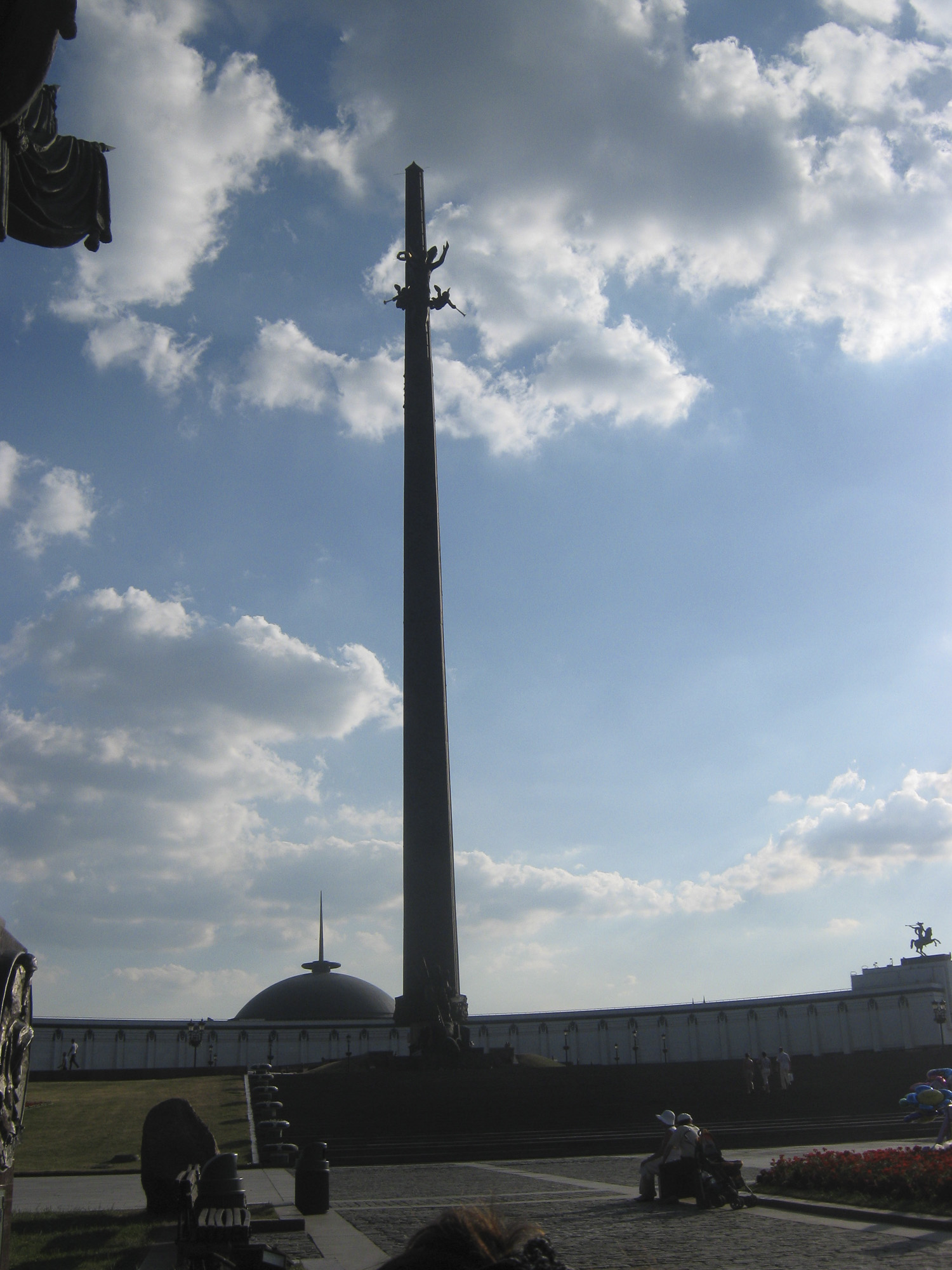 Центральный обелиск высотой 141,8 метра, символизирующий 1418 дней и ночей Великой Отечественной войны