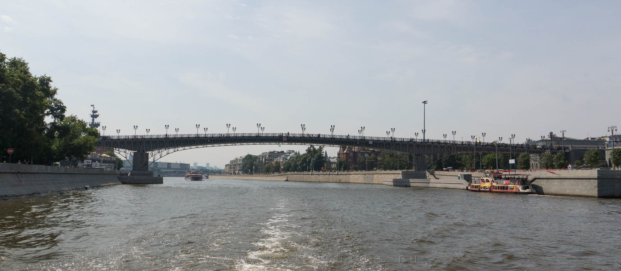 Патриарший мост в Москве - фото