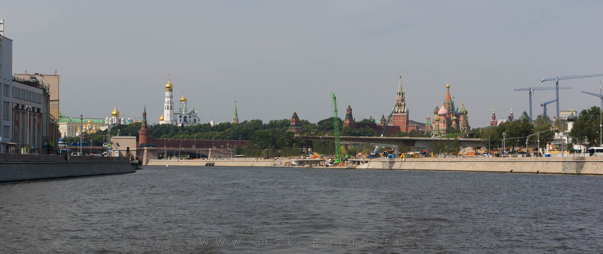 Панорама Кремля и парка Зарядье с Москвы-реки