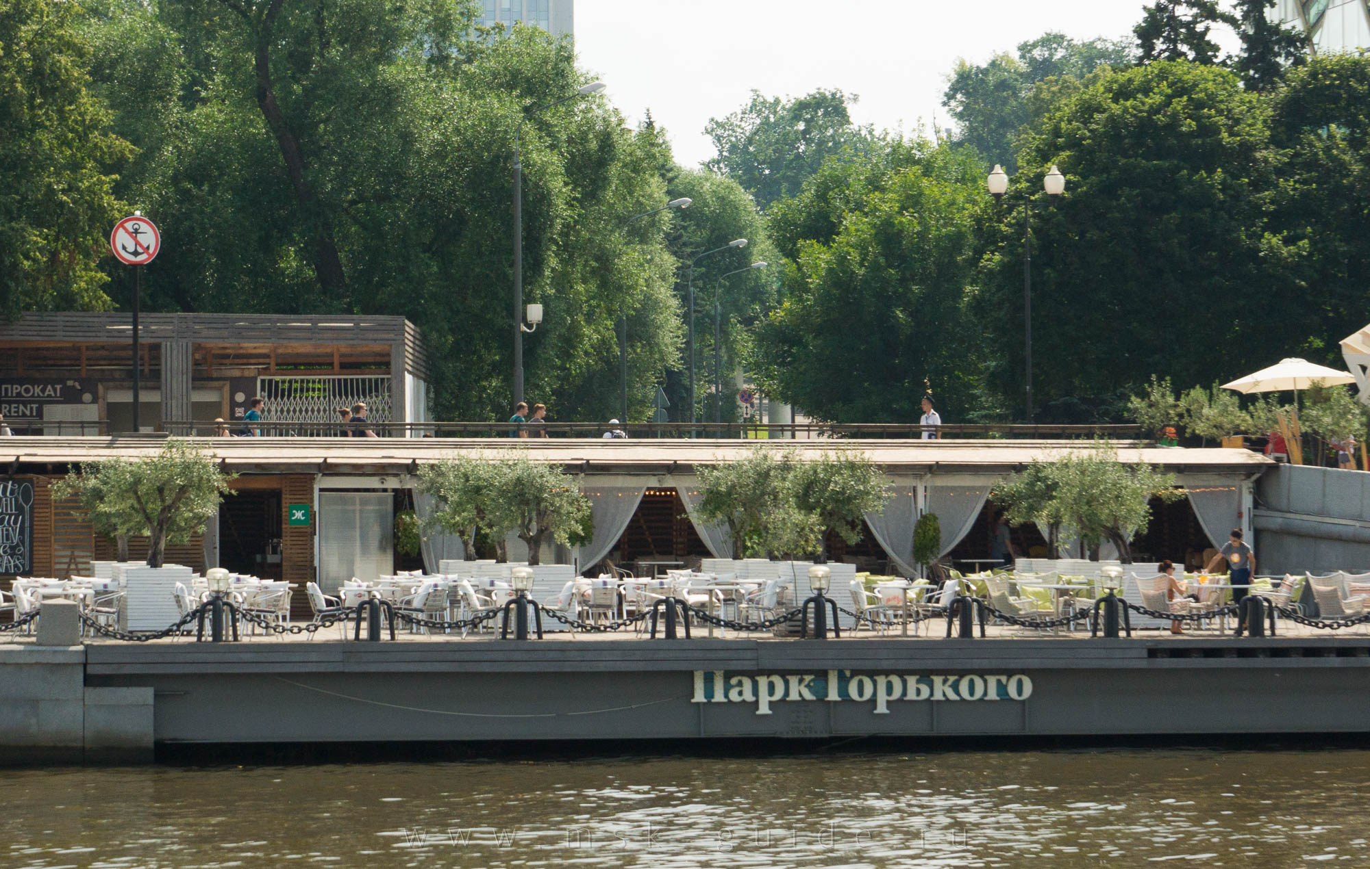 Парк Горького в Москве, летний ресторан «Оливковый пляж»