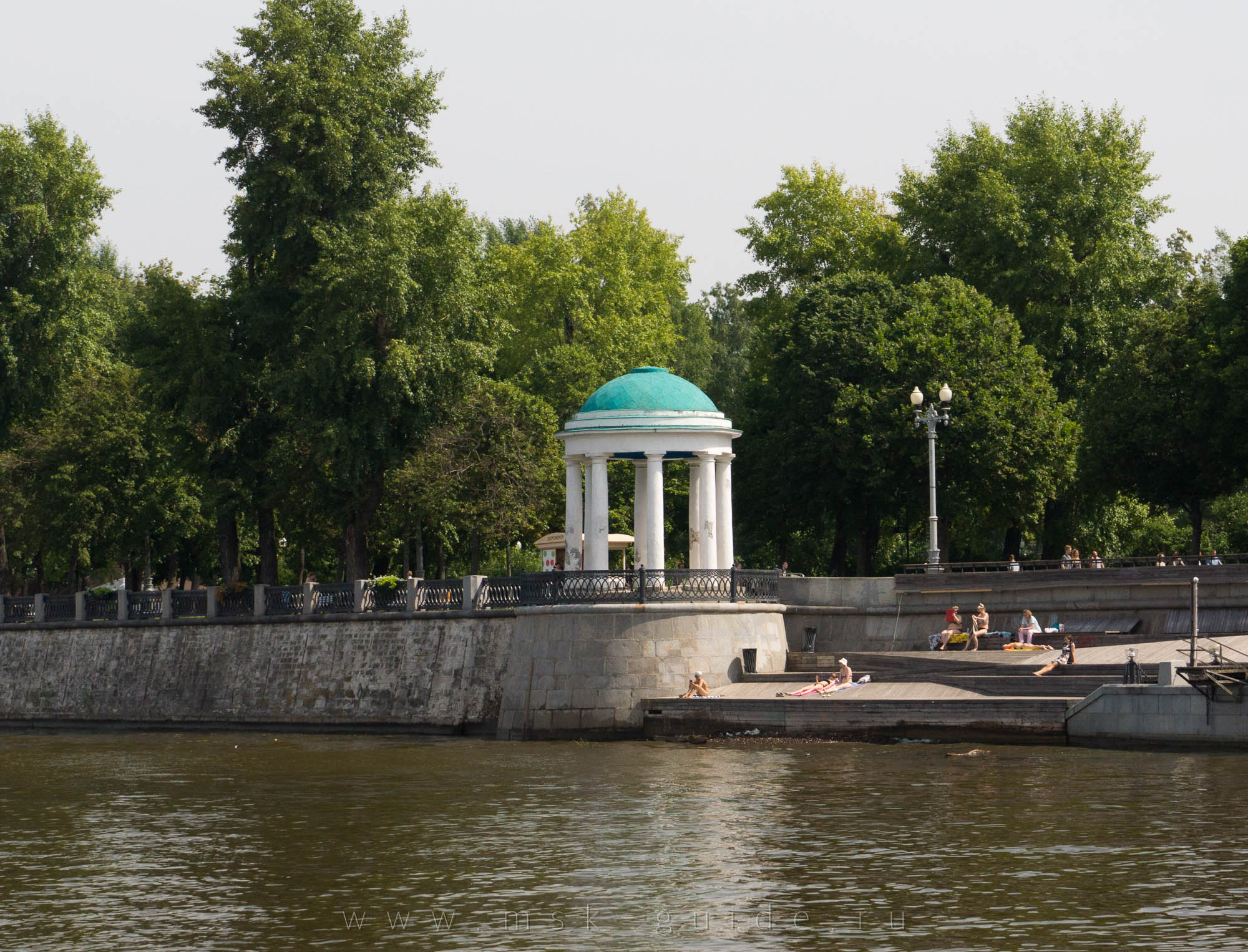 Ротонда (беседка), парк Горького в Москве