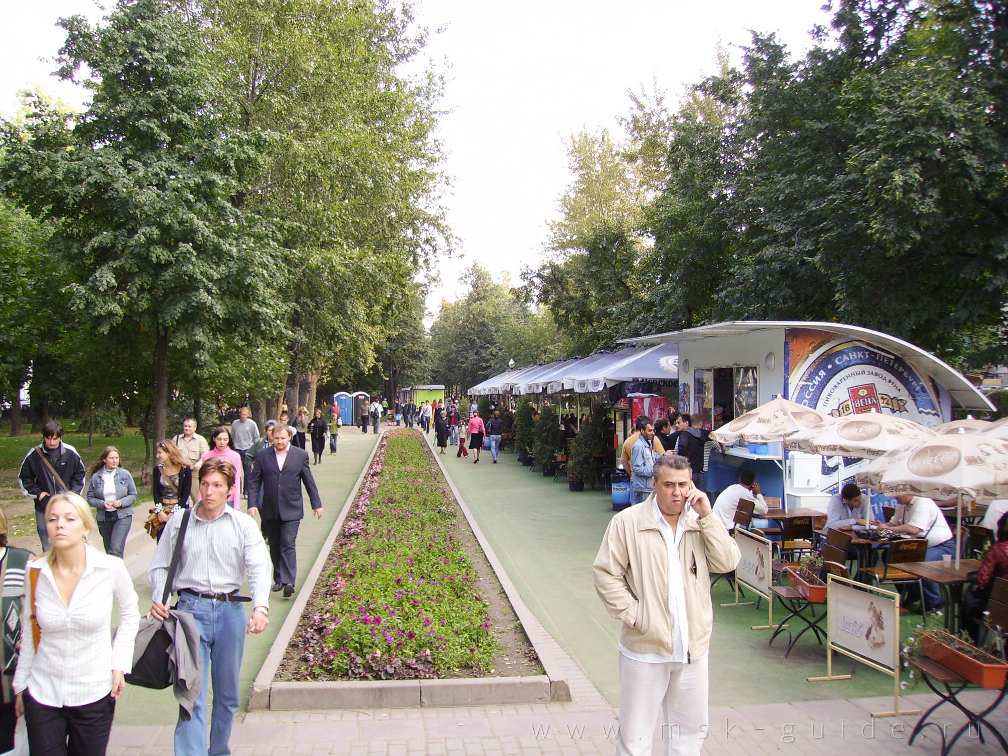 Уличные кафе на бульваре