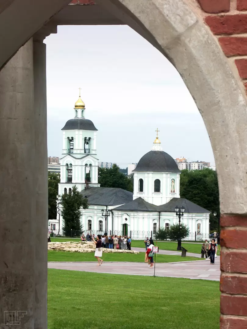 Арка в Царицыно - вид на церковь