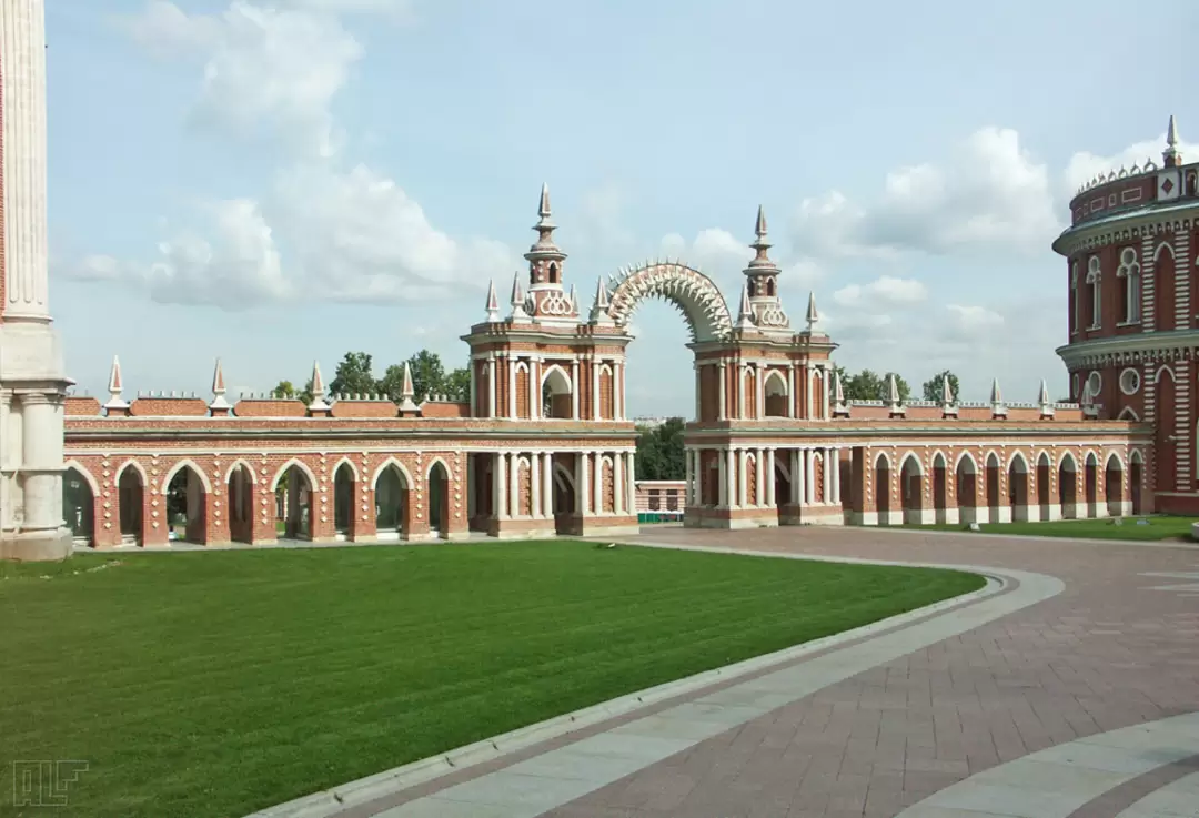 Галерея с «зубастой» аркой в Царицыно